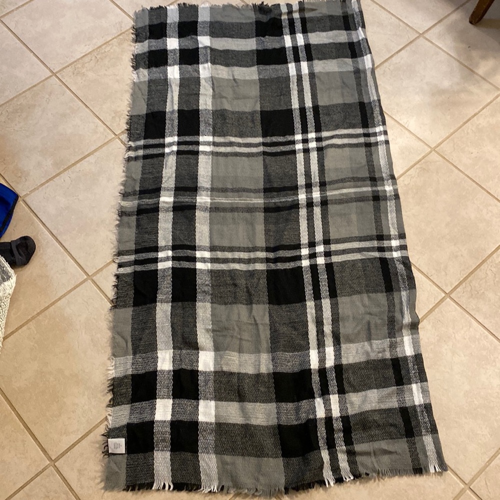 Black/white/gray blanket wrap